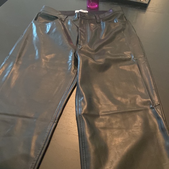 Women’s Black Abercrombie & Fitch The ‘90s Relaxed High Rise Vegan Leather Pants - Picture 4 of 12